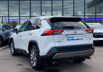 Подержанный автомобиль Toyota RAV4 2019 года (7 фото)