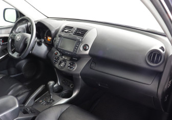 Подержанный автомобиль Toyota RAV4 2010 года (10 фото)