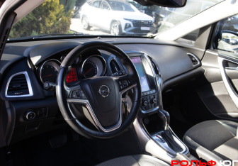 Подержанный автомобиль Opel Astra Wagon 2012 года (10 фото)