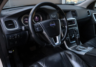 Подержанный автомобиль Volvo V60 2011 года (12 фото)