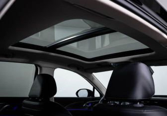 Подержанный автомобиль Hongqi H5 2024 года (17 фото)