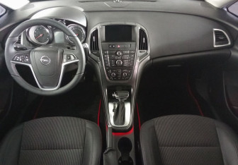Подержанный автомобиль Opel Astra Wagon 2013 года (9 фото)