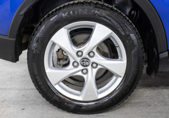 Подержанный автомобиль Toyota C-HR 2019 года (23 фото)