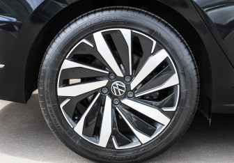Подержанный автомобиль Volkswagen Passat Sedan 2021 года (27 фото)