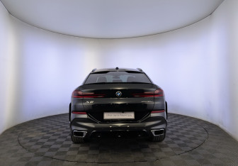 Подержанный автомобиль BMW X6 2025 года (6 фото)