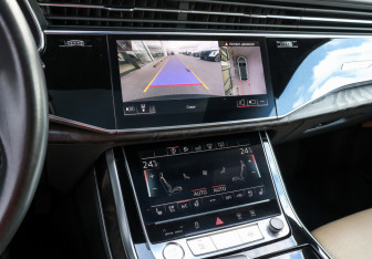 Подержанный автомобиль Audi Q8 2019 года (19 фото)