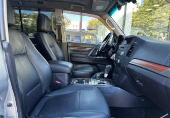 Подержанный автомобиль Mitsubishi Pajero 2008 года (10 фото)