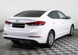 Подержанный автомобиль Hyundai Elantra Sedan 2018 года (3 фото)