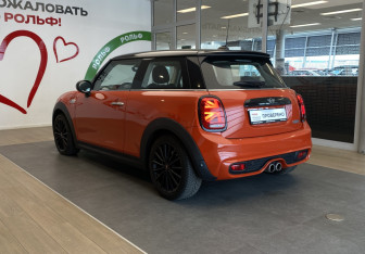 Подержанный автомобиль MINI Hatch 2019 года (4 фото)