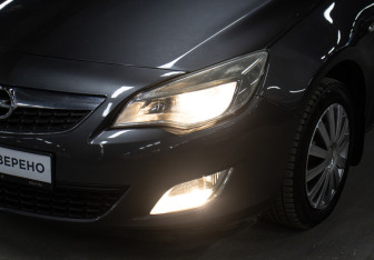Подержанный автомобиль Opel Astra Hatchback 2011 года (22 фото)