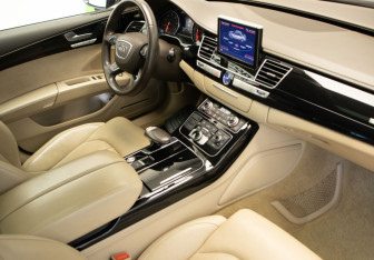 Подержанный автомобиль Audi A8 2016 года (25 фото)