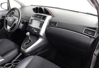Подержанный автомобиль Toyota Verso 2014 года (10 фото)