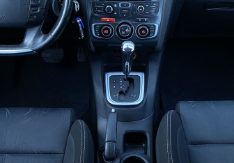 Подержанный автомобиль Citroen C4 Hatchback 2012 года (13 фото)