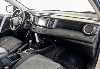 Подержанный автомобиль Toyota RAV4 2017 года (12 фото)
