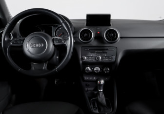 Подержанный автомобиль Audi A1 2015 года (12 фото)