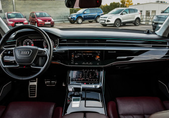 Подержанный автомобиль Audi S8 2020 года (20 фото)