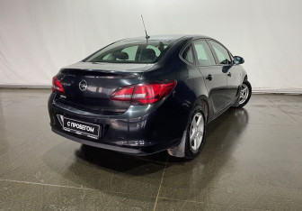 Подержанный автомобиль Opel Astra Sedan 2012 года (4 фото)
