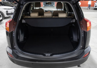 Подержанный автомобиль Toyota RAV4 2014 года (10 фото)