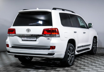 Подержанный автомобиль Toyota Land Cruiser Suv 2015 года (5 фото)