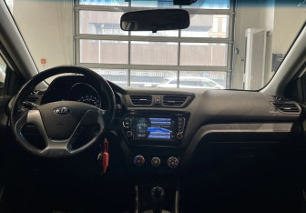 Подержанный автомобиль Kia Rio Sedan 2015 года (11 фото)