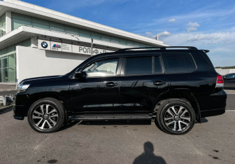 Подержанный автомобиль Toyota Land Cruiser Suv 2012 года (8 фото)