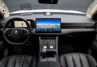 Подержанный автомобиль AITO M7 2023 года (14 фото)