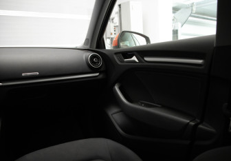 Подержанный автомобиль Audi A3 Sedan 2017 года (23 фото)