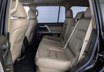 Подержанный автомобиль Toyota Land Cruiser Suv 2010 года (18 фото)