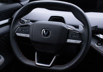 Подержанный автомобиль Changan UNI-V 2023 года (15 фото)