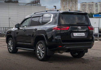 Подержанный автомобиль Toyota Land Cruiser Suv 2024 года (7 фото)