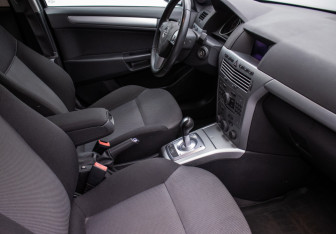 Подержанный автомобиль Opel Astra Sedan 2010 года (9 фото)