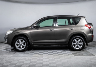 Подержанный автомобиль Toyota RAV4 2011 года (8 фото)