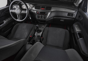 Подержанный автомобиль Mitsubishi Lancer Sedan 2005 года (11 фото)
