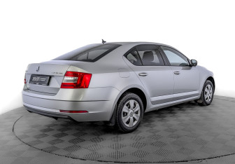 Подержанный автомобиль Skoda Octavia Liftback 2019 года (5 фото)