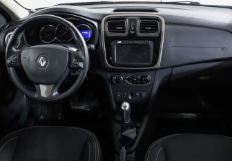 Подержанный автомобиль Renault Sandero 2014 года (7 фото)