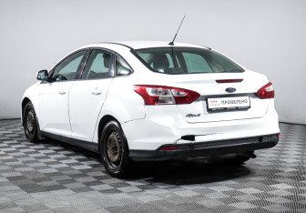 Подержанный автомобиль Ford Focus Sedan 2013 года (7 фото)