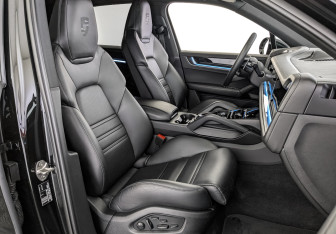 Подержанный автомобиль Porsche Cayenne 2024 года (24 фото)
