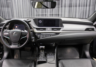 Подержанный автомобиль Lexus ES 2018 года (14 фото)