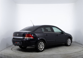 Подержанный автомобиль Opel Astra Sedan 2008 года (5 фото)