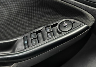 Подержанный автомобиль Ford Focus Wagon 2012 года (15 фото)