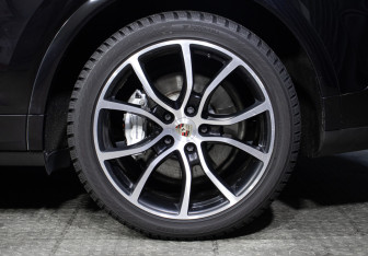 Подержанный автомобиль Porsche Cayenne 2018 года (25 фото)