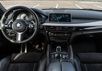 Подержанный автомобиль BMW X6 2018 года (14 фото)