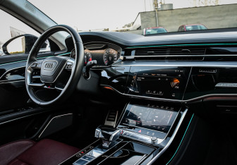 Подержанный автомобиль Audi S8 2020 года (15 фото)