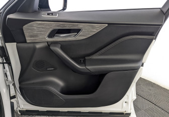 Подержанный автомобиль Jaguar F-Pace 2017 года (24 фото)