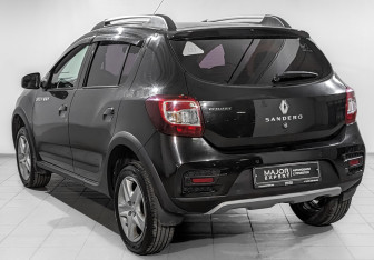 Подержанный автомобиль Renault Sandero 2016 года (7 фото)