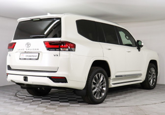 Подержанный автомобиль Toyota Land Cruiser Suv 2022 года (5 фото)
