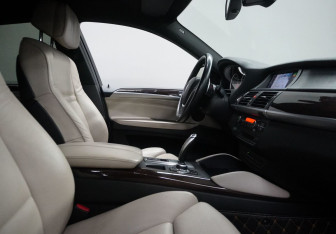 Подержанный автомобиль BMW X6 2012 года (12 фото)