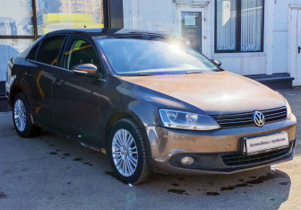 Подержанный автомобиль Volkswagen Jetta Sedan 2011 года (3 фото)