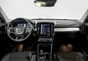 Подержанный автомобиль Volvo XC40 2021 года (14 фото)