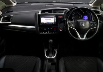 Подержанный автомобиль Honda Fit 2013 года (19 фото)